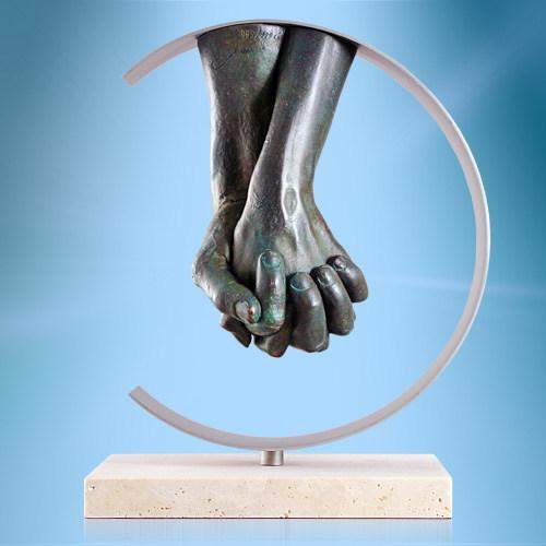 Скульптура "Слияние рук"