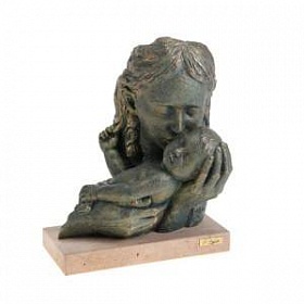 Скульптура "Материнские объятия"